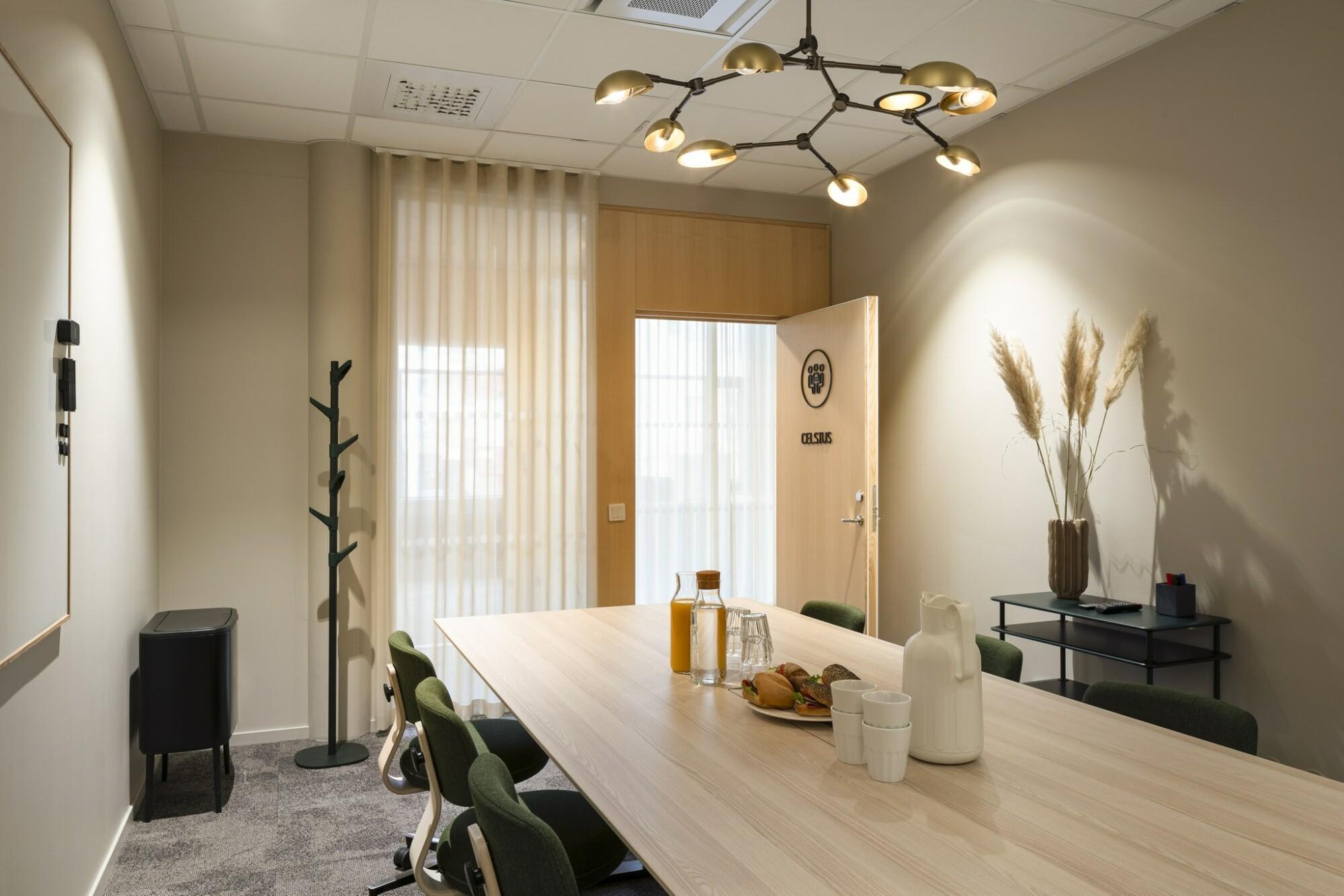 Cozy Celsius, located at Kronborgsgränd 11, comes with Wi-Fi, equipment for hybrid meetings, a screen, notepads, and a whiteboard. The meeting room accommodates up to 8 people.