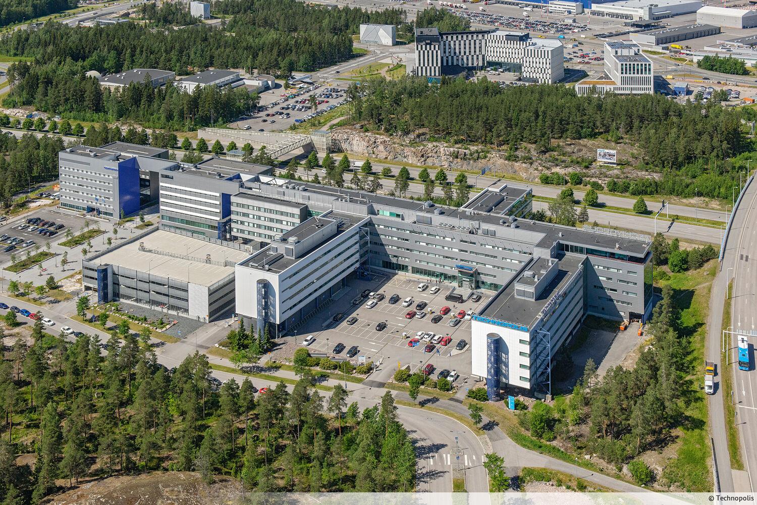 A modern second-floor office with open-plan space, four office rooms, kitchen space, a toilet and a storage. The campus is in a prime location next to the airport and Ring Road.