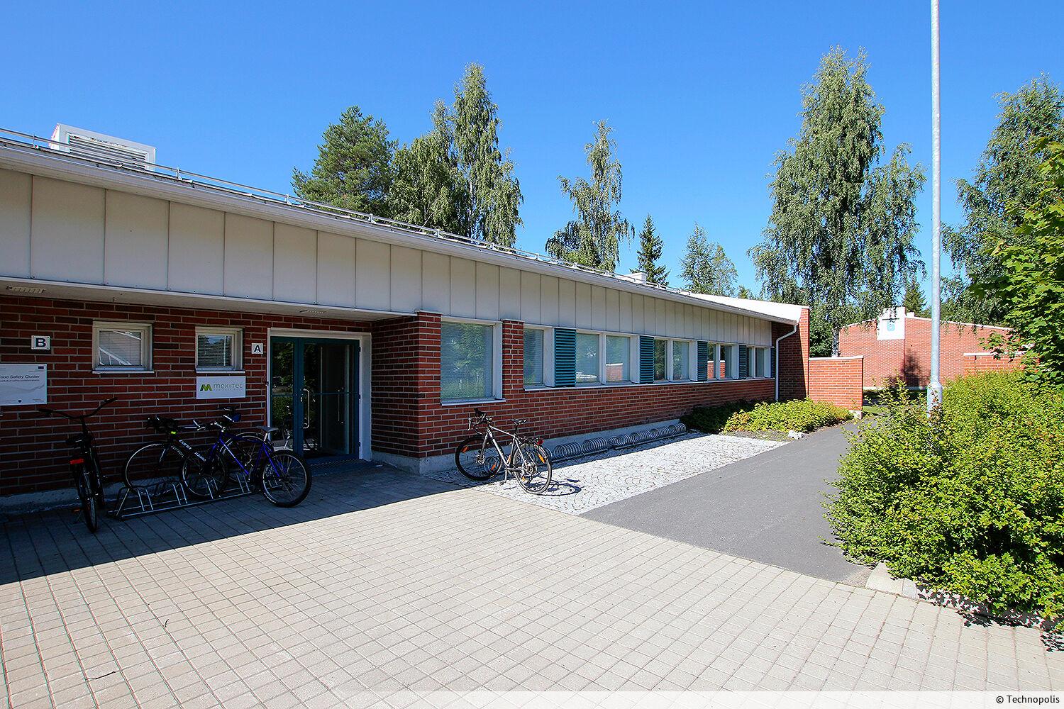 Quality office premises to rent in the Technopolis Linnanmaa Technology Village. The premises has several workstattions.