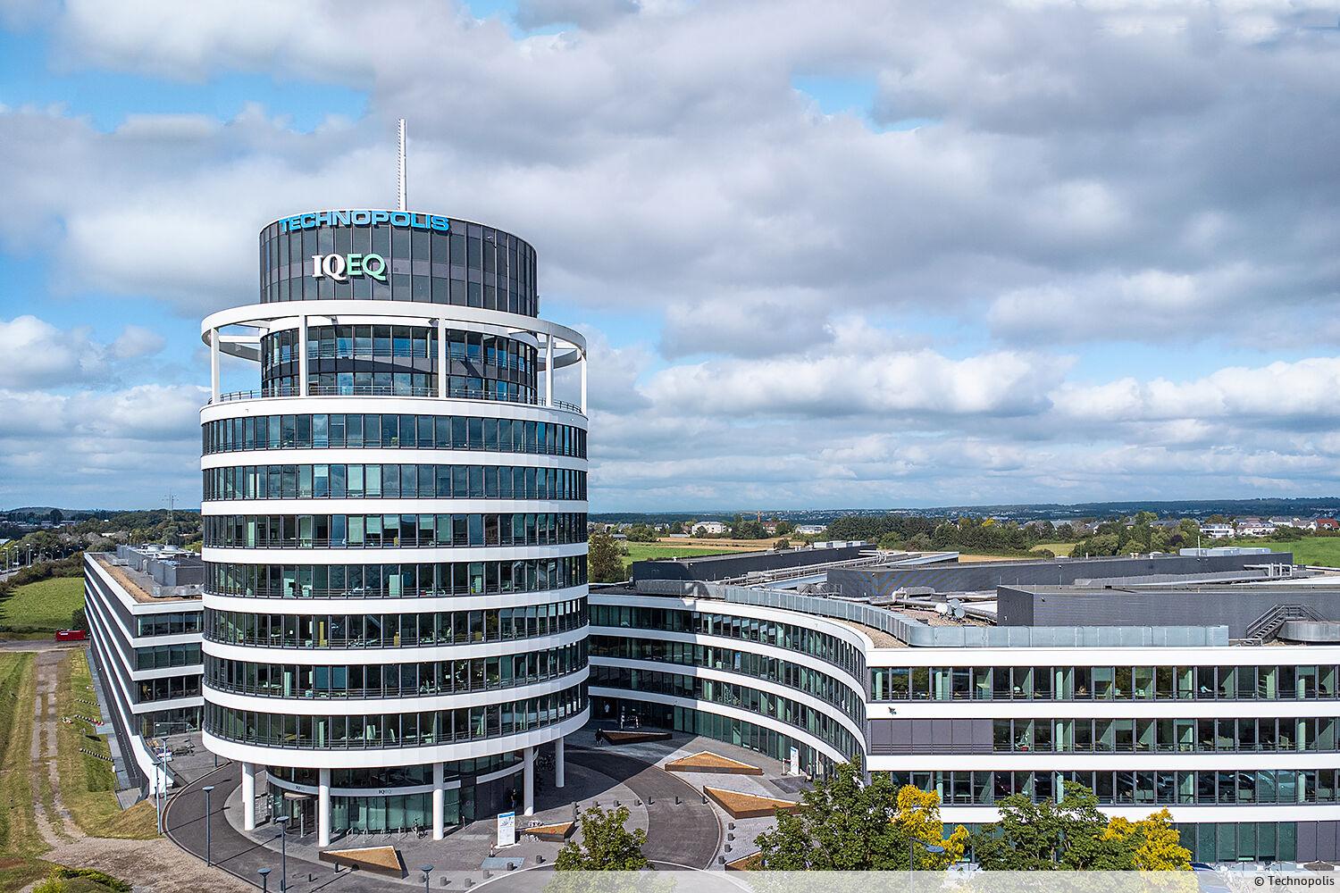 Spacieux bureau à louer situé côté champs, au 2e étage du site Technopolis Gasperich à Luxembourg. Ce bureau est constitué de plusieurs pièces et comprend des toilettes.