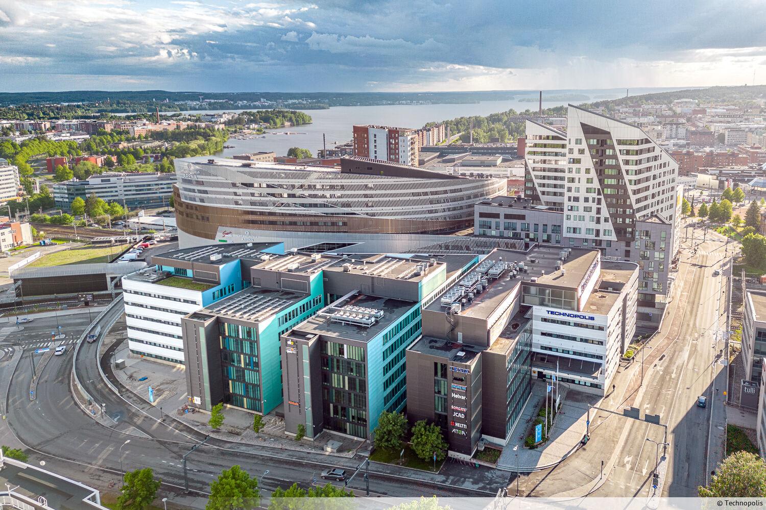 Vuokrattavana neljännen kerroksen tasokas 523,5 m2 toimitila Technopolis Yliopistonrinteen C-talosta. Tila on yhdistelmä avotilaa ja keskittymisrauhaa antavia tiimihuoneita.