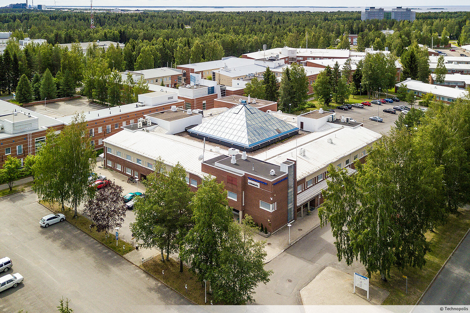 Technopolis Linnanmaan Teknologiakylästä vuokrattavissa siisti toimistohuone. Kiinteistö sijaitsee vain noin 10 minuuntin ajomatkan päässä Oulun keskustasta.