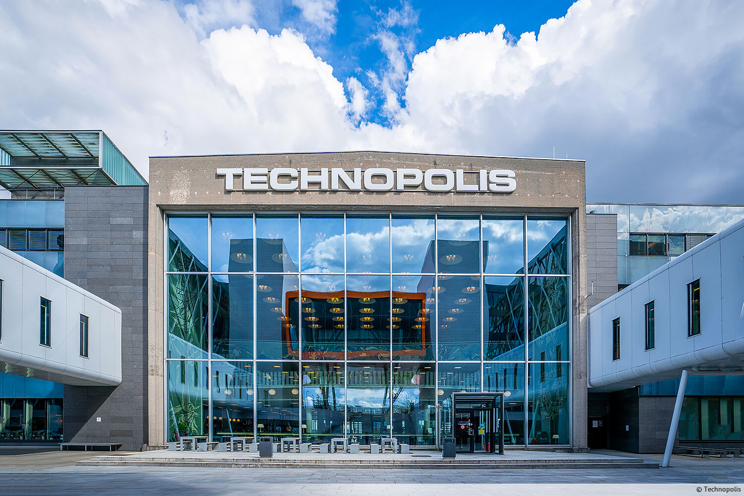 An office space suitable for 3-5 on the 2nd floor of the historic Terminal building at Technopolis Fornebu. The office space has access to meeting room and is great located in the building close to the reception, canteen and coffee shop.