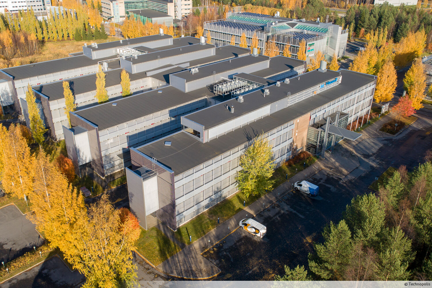 A modern office room on the third floor for lease on Elektroniikkatie, Technopolis Linnanmaa campus. In the property, tenants' everyday life is made easier by comprehensive and versatile services.