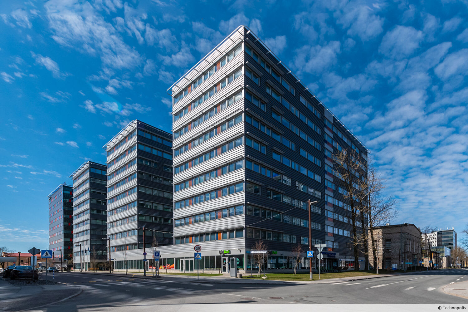 Office space for rent on the nineth floor in the Nurkse tripletower. This office has five separate cabinets, two meeting rooms and a kitchen.