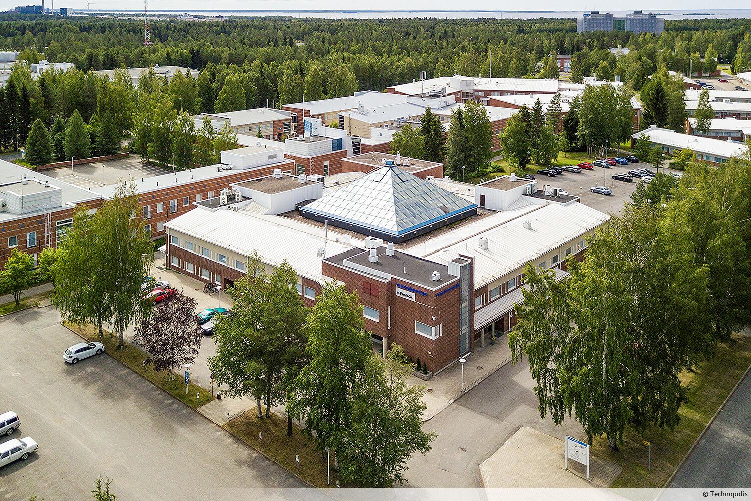Available for rent an office room on the second floor at Technopolis Teknologiantie 1. The property is located approximately 10 minutes away from the center of Oulu.