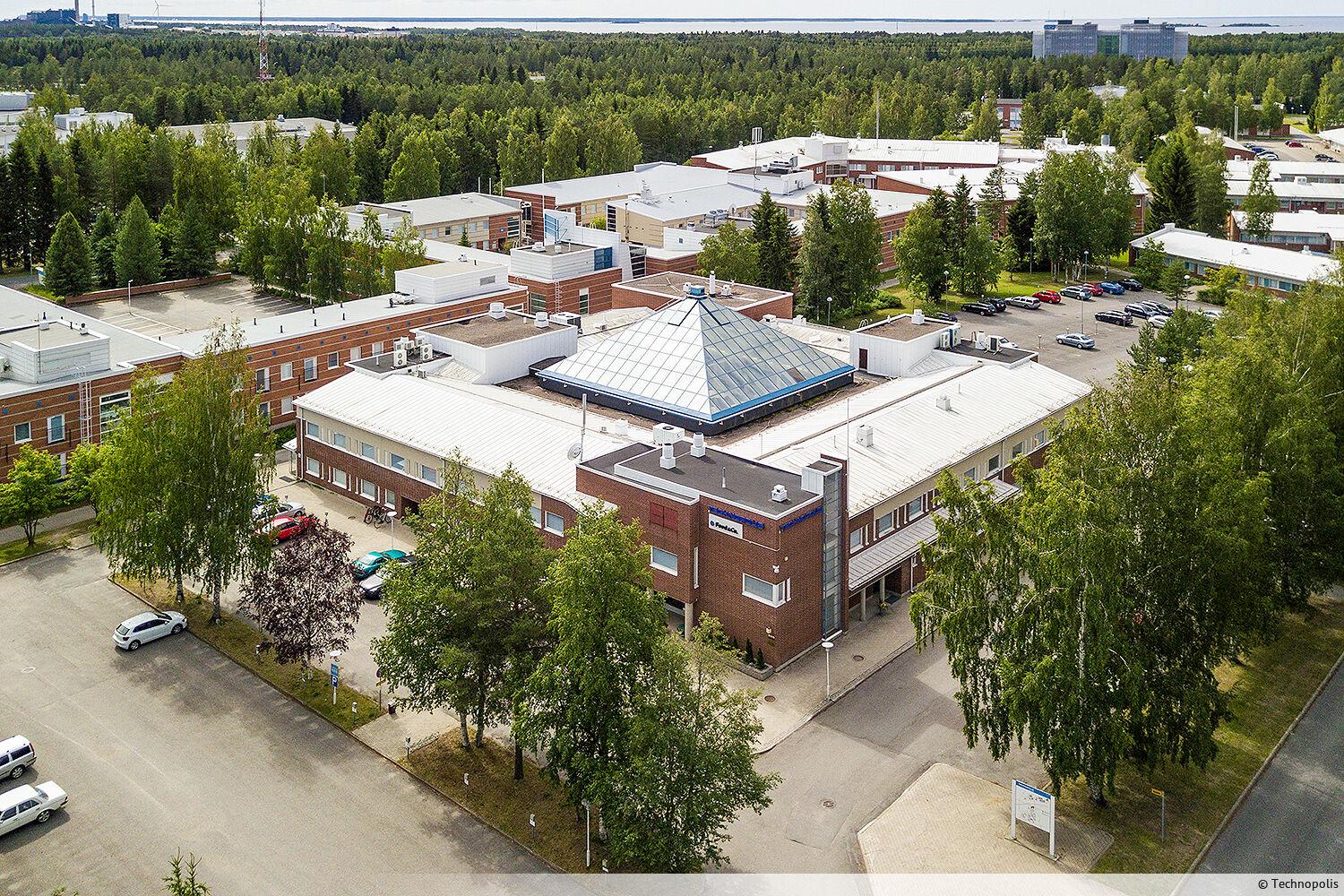 A neat office space for rent on the second floor at Technopolis Teknologiantie 1. The destination is about a 10-minute drive from the center of Oulu.