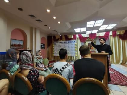 В Казанском кафедральном соборе в Чите священнослужитель провел экскурсию для молодежи из села Смоленка