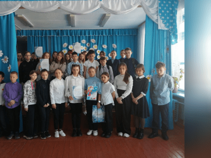 Депутат от КПРФ Заксобрания Забайкалья Елена Титова наградила призёров школьного конкурса «Мой космос»