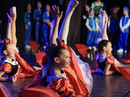 Около 1200 танцоров из Забайкалья выступили на фестивале «Остров дружбы – New Light» (3+)