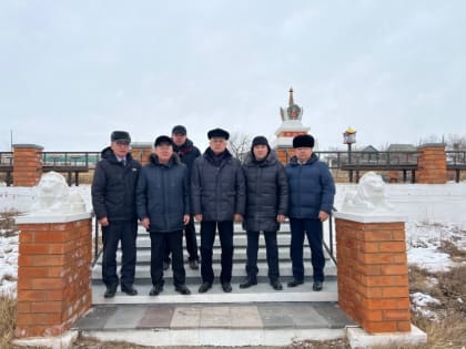 ​Баир Жамсуев посетил мемориал павшим воинам в Цаган-Челутае