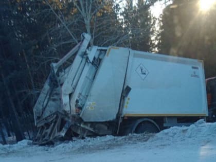 Два человека пострадали в ДТП с внедорожником и мусоровозом на Объездном шоссе в Чите