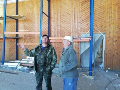 Единороссы осмотрели ход ремонта Дома культуры в селе Акша
