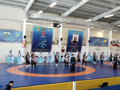 Более 170 спортсменов со всей России приехали на турнир по борьбе в Агинское