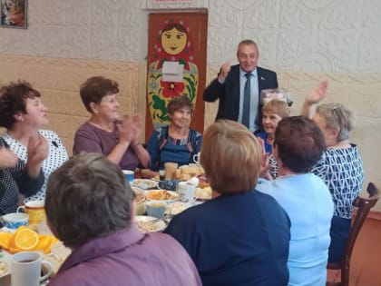 «Они передают историю»: Олег Бянкин поздравил жителей Баляги с Днем пожилого человека