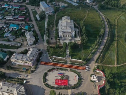 Масштабную копию Знамени Победы развернут на площади Ленина в Чите