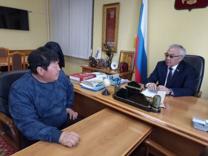 Сенатор РФ Баир Жамсуев провел прием граждан в Агинском