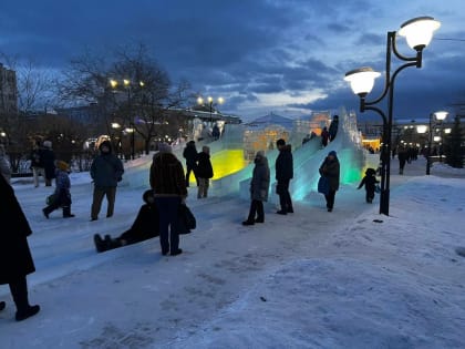 Ледовый городок на центральной площади столицы Забайкалья начал свою работу
