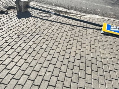 Пешеходный знак отвалился на новом тротуаре в Чите