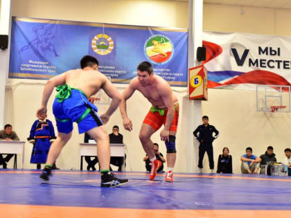 ​В открытом чемпионате по вольной борьбе памяти Базара Ринчино в Агинском приняли участие 174 борца