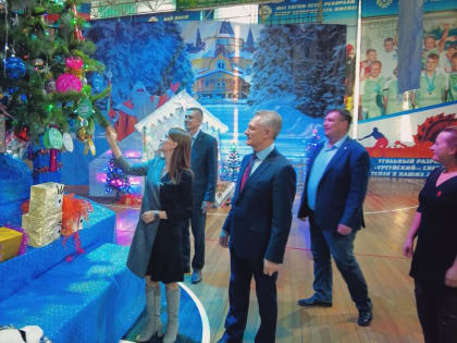 Ёлка желаний дарит радость