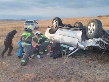 Спасатели освободили из перевернувшейся машины пострадавших при ДТП в Могойтуйском районе
