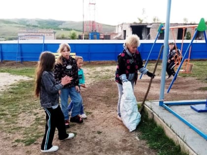 В Сретенске устанавливают хоккейную коробку на средства единой президентской субсидии