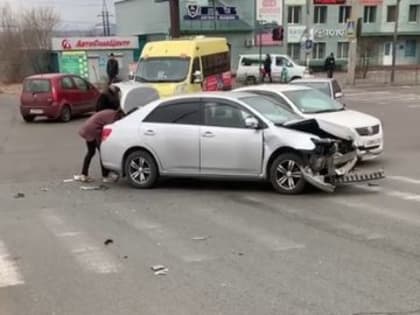 Иномарка протаранила маршрутку в мкр. Царский в Чите