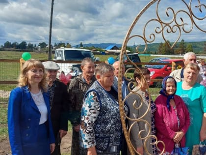 Двенадцать семей из села Коротково поздравили с юбилеями на открытии парка