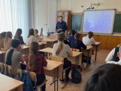 Сотрудники уголовно-исполнительной системы провели профориентационные беседы со старшеклассниками