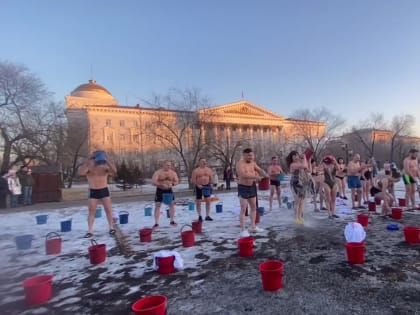 Массовые обливания холодной водой прошли на площади Ленина в Чите