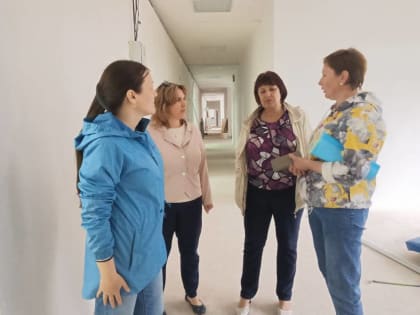 Единороссы проверили ход работ по ремонту школы в селе Новотроицк