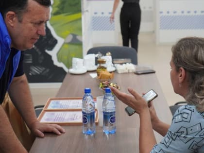 Встреча активистов "Единой России" с педагогами ЧТОТИБ прошла в Штабе общественной поддержки в Чите в честь Дня строителя