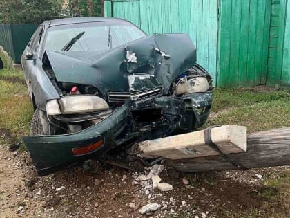 Водитель универсала снёс столб в Улётах