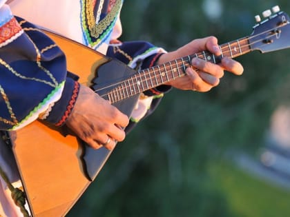 Забайкальцев приглашают научиться игре на балалайке и танцевать кадриль (18+)