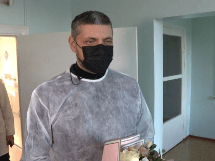 ​Александр Осипов поздравил первую родившую в новом году забайкалку с пополнением в семье