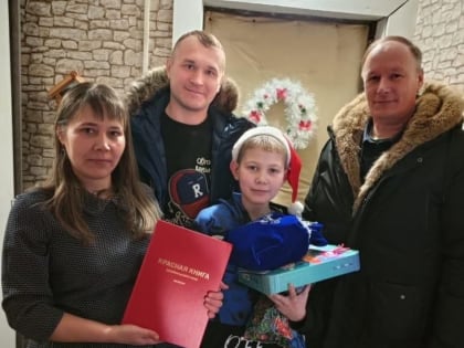 Замминистра регионального Минприроды вручил новогодние подарки семьям участников СВО села Александро-Заводский