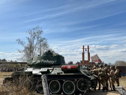 Реконструкцию боя 1944 года в Чите завершили победным выстрелом легендарного танка «Т-34»