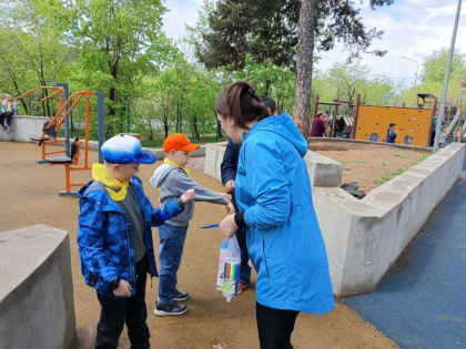 Единороссы поздравили детей с началом летних каникул