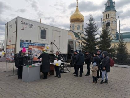 Жители Агинского бесплатно проверили лёгкие в передвижном кабинете флюорографии