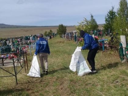 В Улётовском районе единороссы убрались на территории местного кладбища