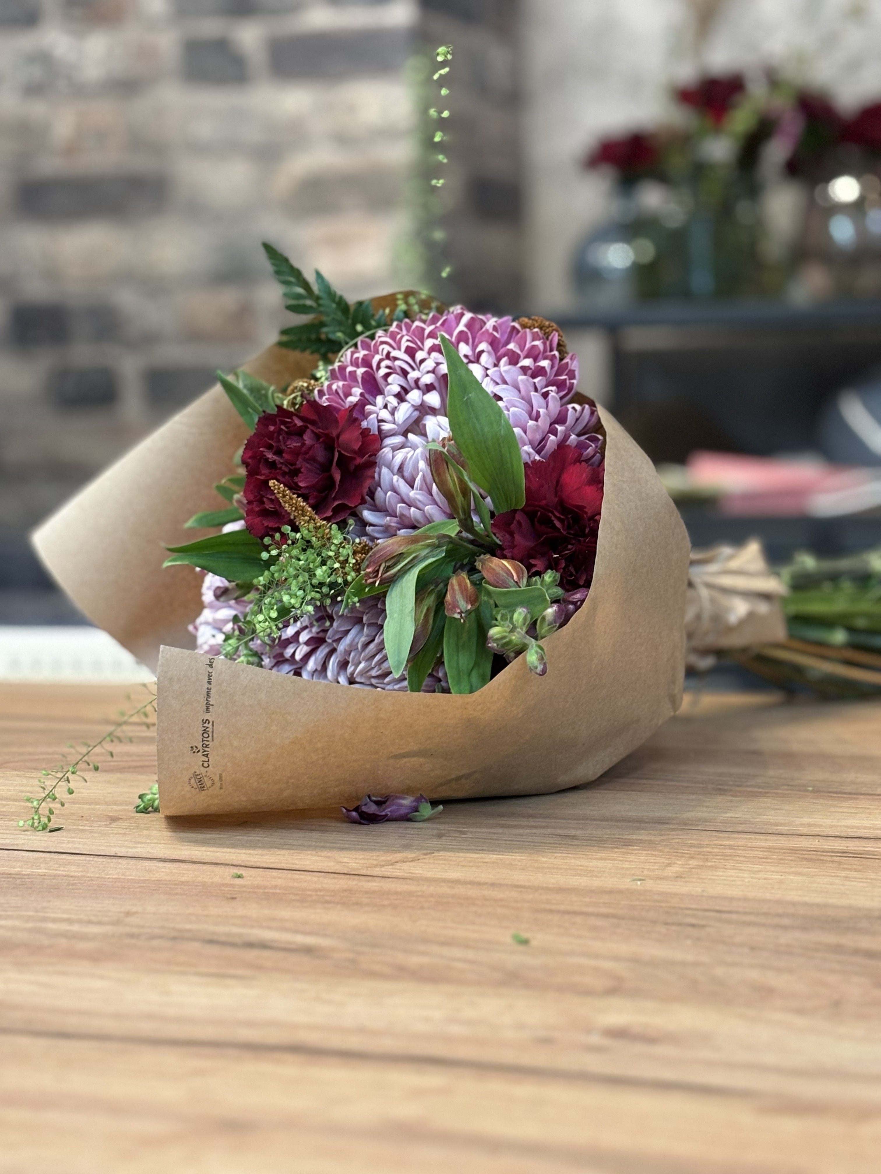 Hermoso arreglo floral para el Día de Todos los Santos