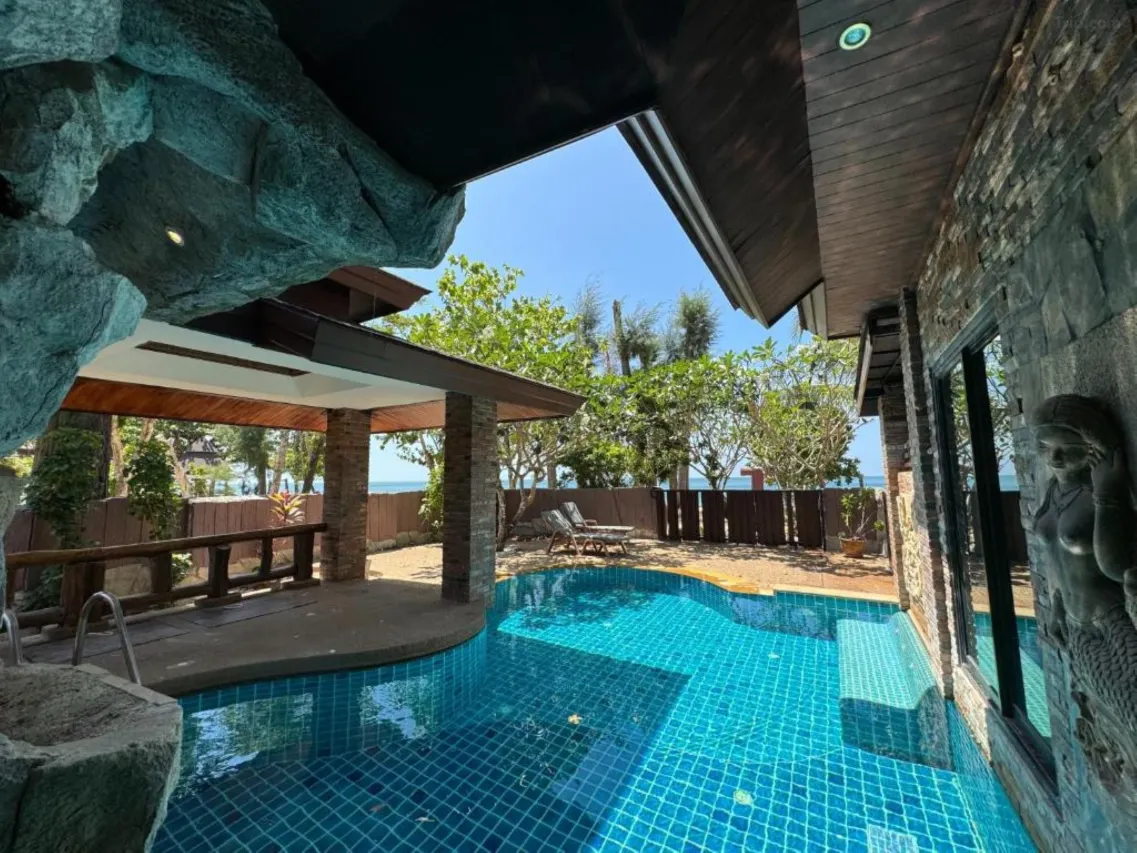 Hotel and Beach Bungalow at Lanta Resort