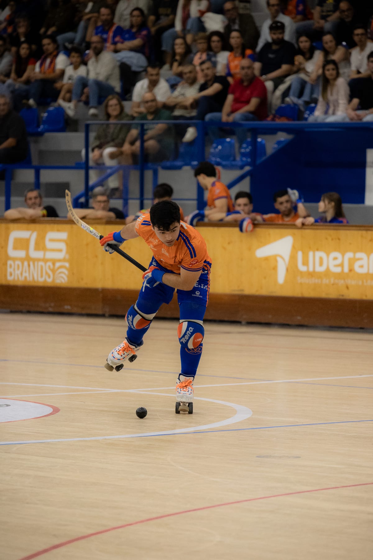 Disputa de bola durante um jogo de hóquei em patins