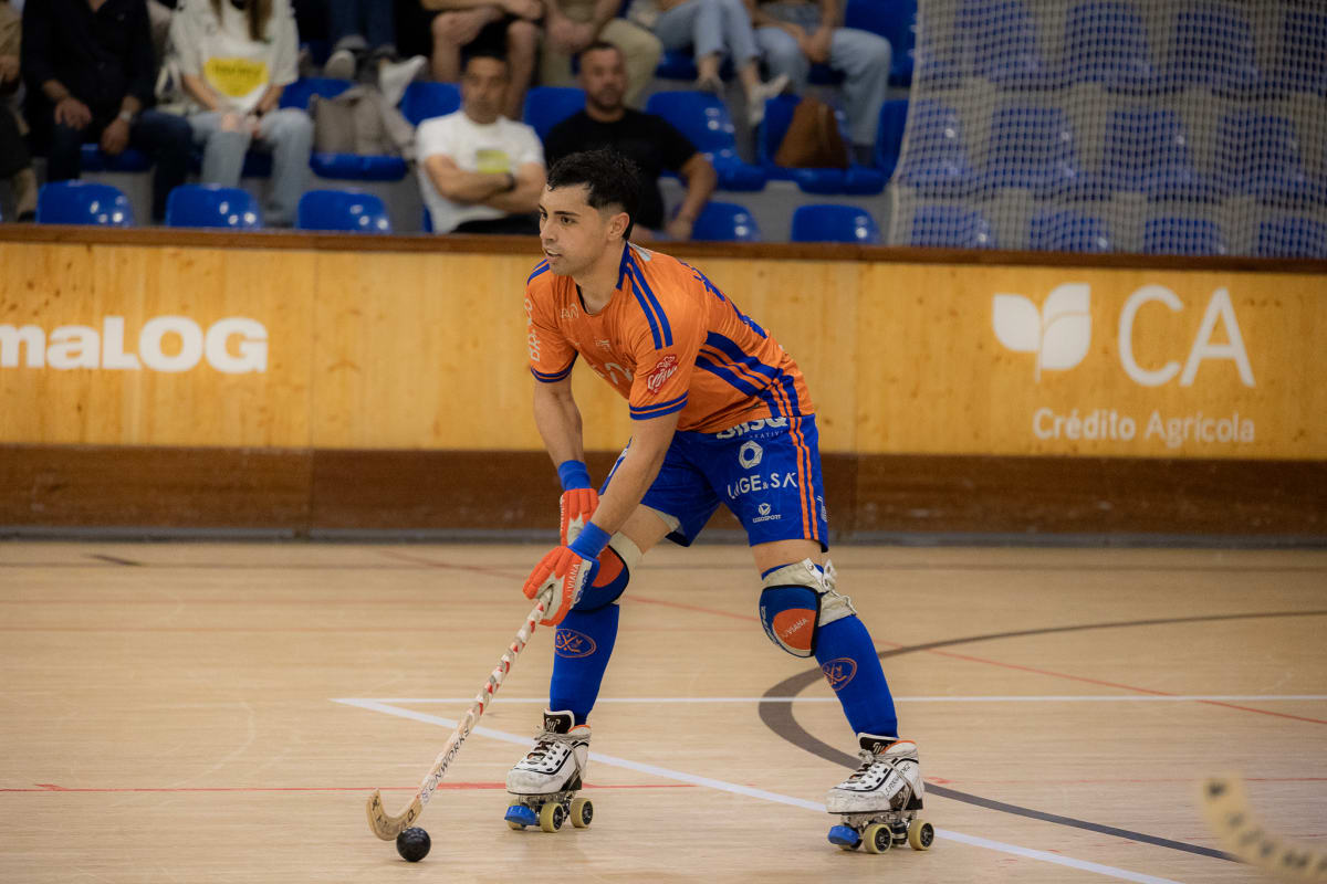 Atleta durante um jogo de hóquei em patins