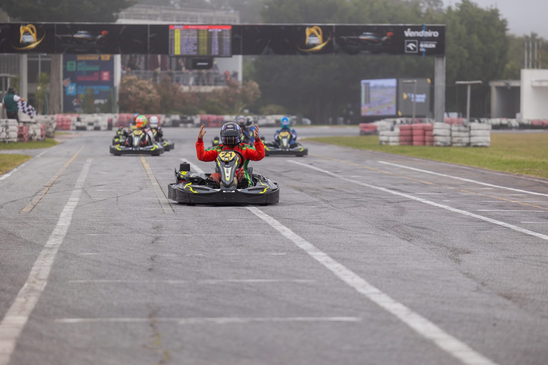 Corrida de karting fotografada por Diogo Monteiro