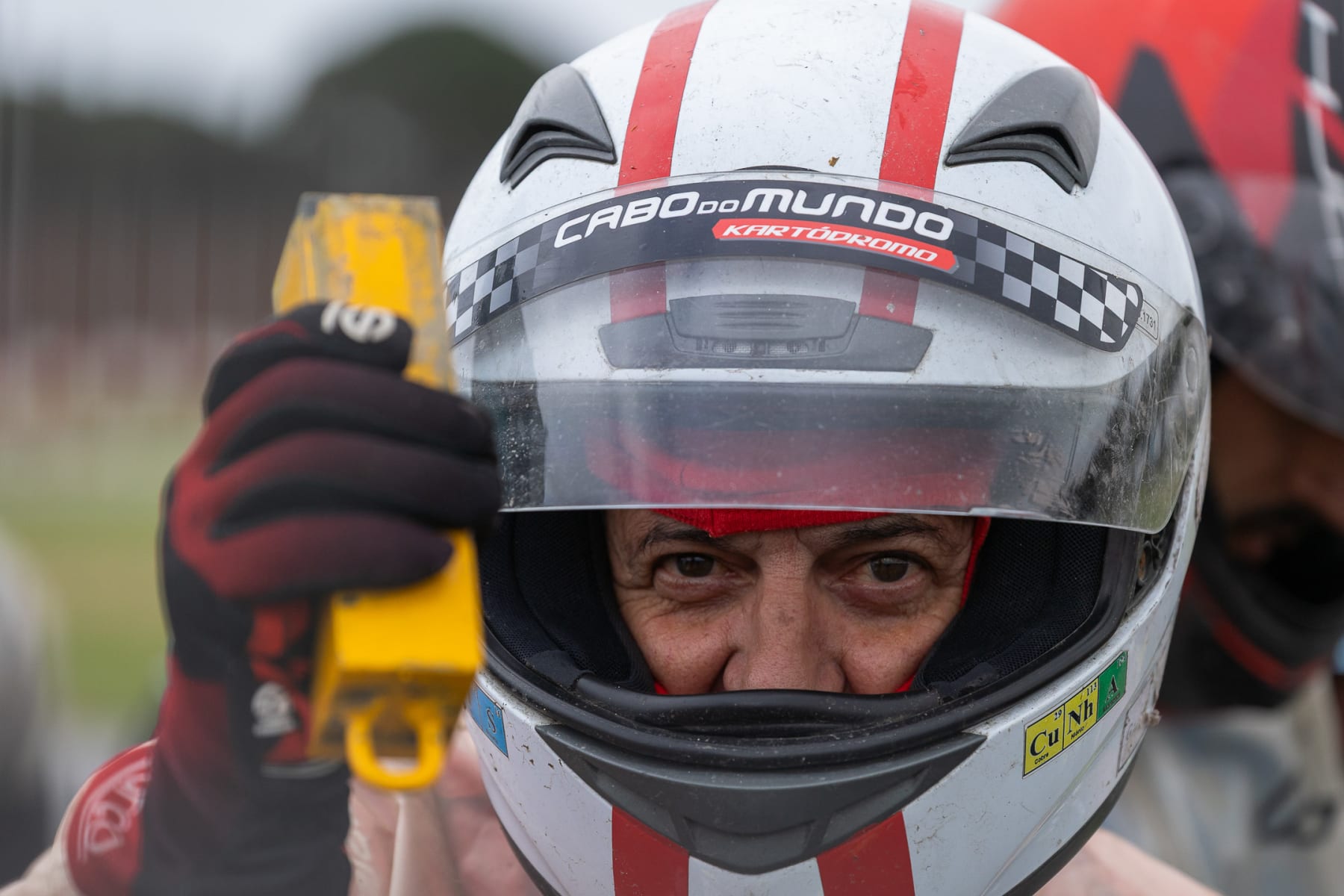 Piloto em pista durante um evento de karting