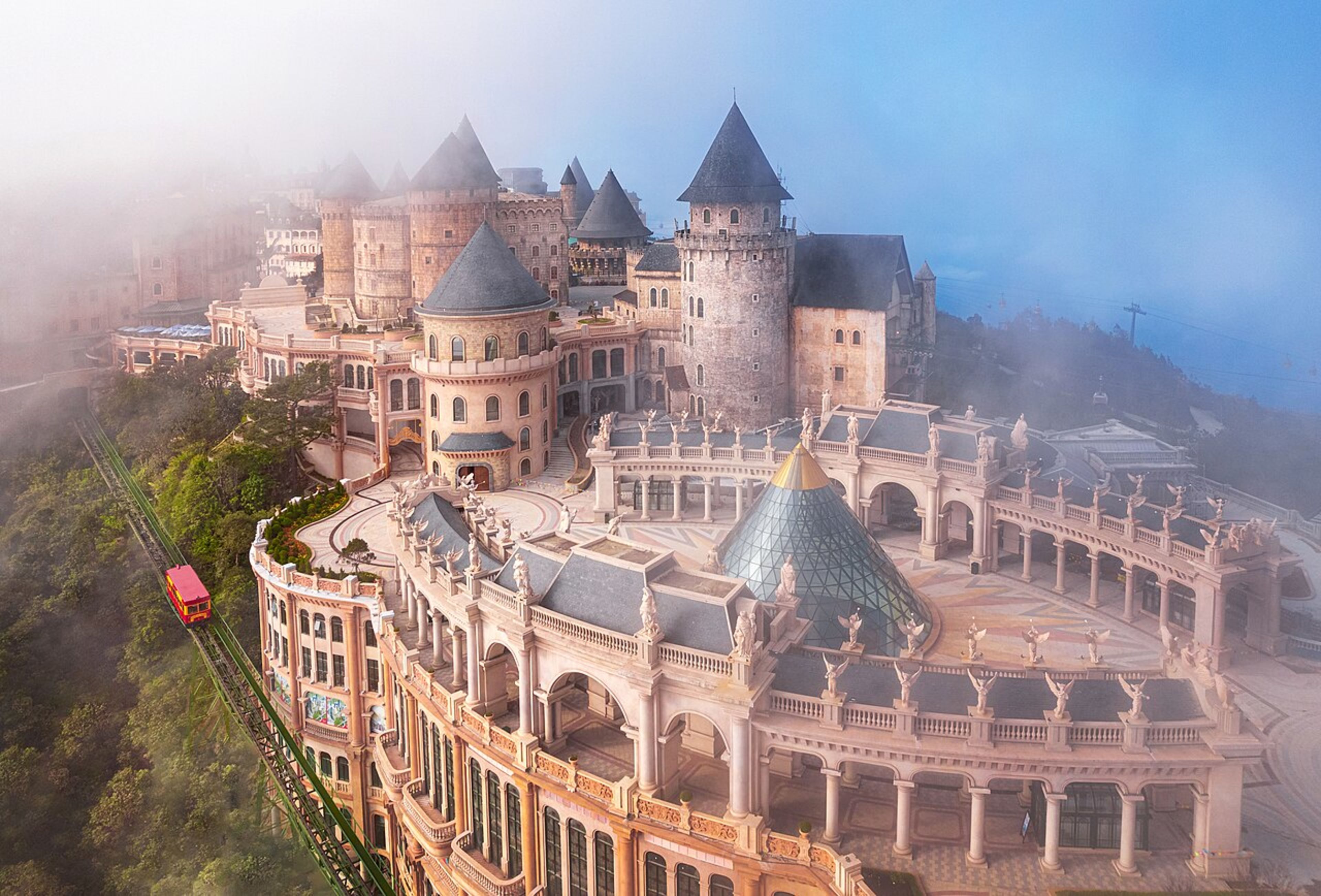Ba Na Hills (French Village & Golden Bridge)