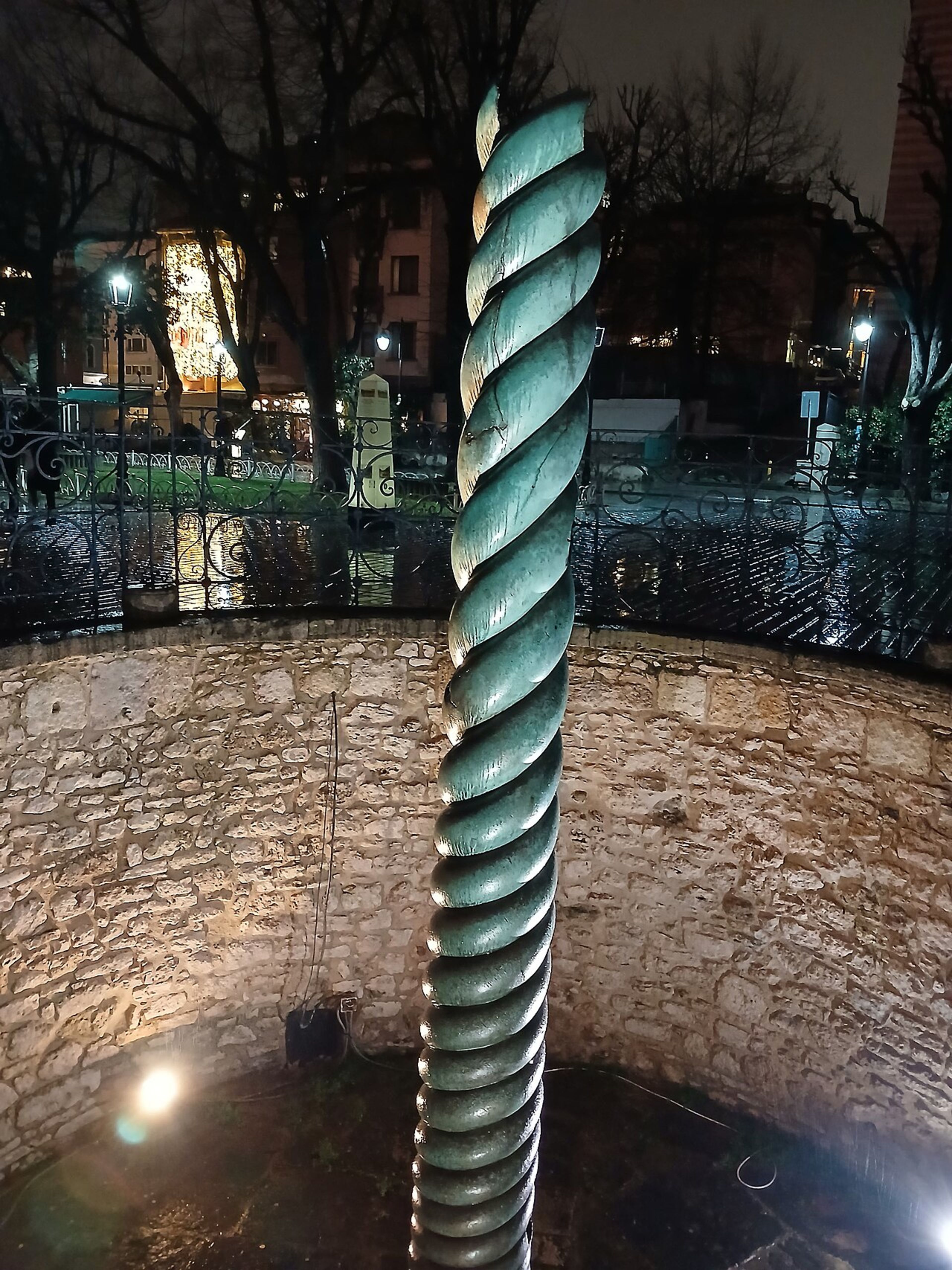 Serpentine Column