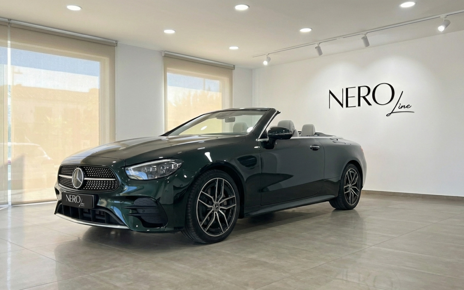 Mercedes-Benz E300 Cabrio 2024 - 敞篷车 - 视角 1 - 豪华汽车租赁